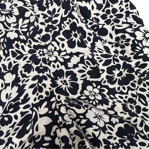 ANN Taylor LOFT Outlet  Women’s Navy & White Floral  Shorts, Size 2 - Picture 3 of 7